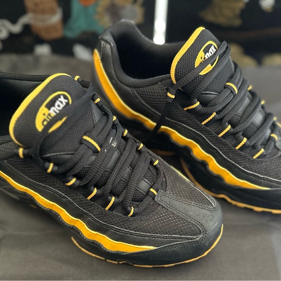 Air Max 95 GS / University Gold / 6.5Y / Women’s 8 - Picture 4 of 7